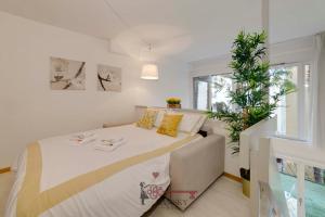卢加诺Soleil 5 Apt with Green Terrace in Lugano Center -By EasyLife Swiss的一间卧室配有床和植物