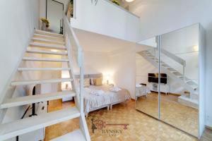 卢加诺Soleil 5 Apt with Green Terrace in Lugano Center -By EasyLife Swiss的白色的房间,设有床和楼梯