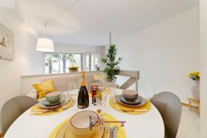 卢加诺Soleil 5 Apt with Green Terrace in Lugano Center -By EasyLife Swiss的一间有白色桌子和椅子的餐厅 更多25张照片