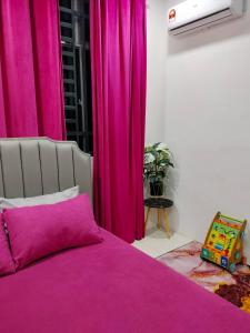 um quarto com cortinas cor-de-rosa e uma cama em Creatills luxury homestay Kulim & hi-tech em Kulim