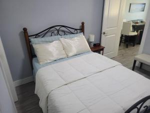 Postel nebo postele na pokoji v ubytování Edmonds Cove