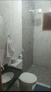 y baño con aseo, lavabo y ducha. en Chácara Mount Sinai en Ubajara