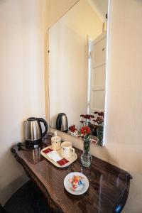 una mesa con un espejo y un plato de comida en ella en Hotel Colonial Salta en Salta