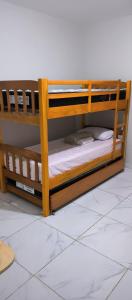 2 łóżka piętrowe na podłodze wyłożonej kafelkami w obiekcie Chácara Mount Sinai w mieście Ubajara