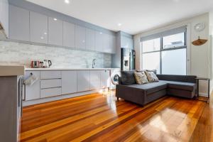 Il comprend un salon avec un canapé et une cuisine. dans l'établissement Home Away From Home in Footscray, à Melbourne