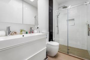 La salle de bains est pourvue de toilettes et d'une douche en verre. dans l'établissement Home Away From Home in Footscray, à Melbourne