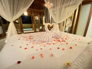 Letto o letti in una camera di Barong Bali Resort Ubud