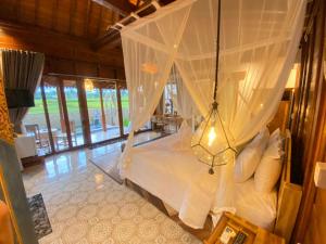 Letto o letti in una camera di Barong Bali Resort Ubud