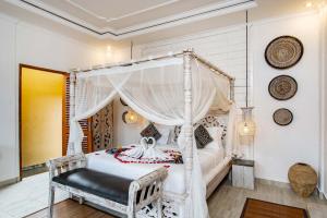 Letto o letti in una camera di Barong Bali Resort Ubud