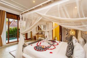 Letto o letti in una camera di Barong Bali Resort Ubud