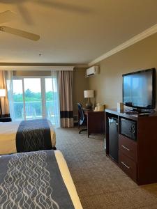 Μια τηλεόραση ή/και κέντρο ψυχαγωγίας στο Comfort Inn & Suites Ocean Shores