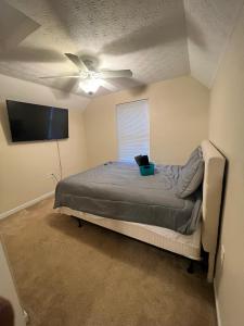 コロンバスにあるHome sweet homeのベッドルーム1室(ベッド1台、シーリングファン付)
