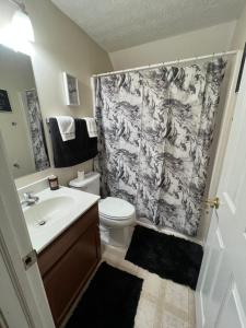 コロンバスにあるHome sweet homeのトイレとシャワーカーテン付きのバスルーム +13枚の写真