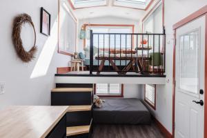 miniaturowy domek z łóżkiem na podwyższeniu i biurkiem w obiekcie New calm & relaxing Tiny House w deck near ZION w mieście Apple Valley