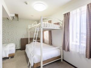 1 dormitorio con 2 literas y ventana en Hotel Wing International Sukagawa en Sukagawa