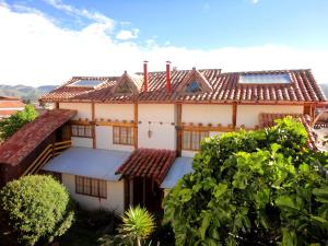 una gran casa blanca con techos de baldosas rojas en Casona La Recoleta, en Cusco