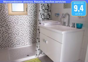 a white bathroom with a sink and a shower at Monoambiente Céntrico, Nuevo, Cochera y Muchos mas servicios in Rosario