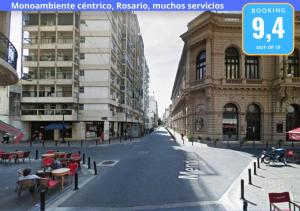 an empty street in a city with tables and chairs at Monoambiente Céntrico, Nuevo, Cochera y Muchos mas servicios in Rosario