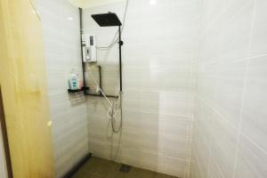 e bagno con doccia. di monstera guesthouse (Lenggong) a Kampong Ulu Jepai
