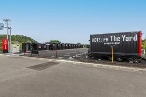 薩摩川内市にあるHOTEL R9 The Yard Satsumasendaiの路脇に停車したトラック