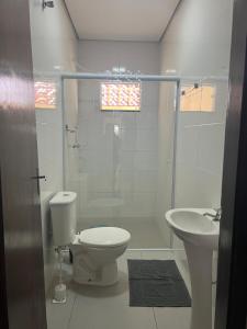 Un baño con ducha, inodoro y lavabo. en Casa dos Devotos Aparecida 10 pessoas, en Aparecida 9 fotos más