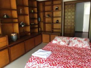 1 dormitorio con 1 cama y estanterías de madera en Apartamento enorme y acogedor en Ibagué, en Ibagué