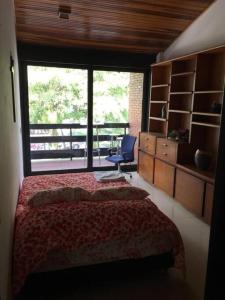 1 dormitorio con cama y ventana grande en Apartamento enorme y acogedor en Ibagué, en Ibagué