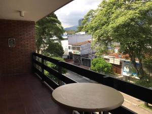 una mesa en un balcón con vistas a la ciudad en Apartamento enorme y acogedor en Ibagué, en Ibagué
