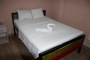 Una cama con un cisne blanco encima. en Hotel La Castella en San José