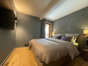 a bedroom with a large bed and a window at Méribel Mottaret - Appartement 3 chambres, 6 pers, parking, terrasse, skis aux pieds - FR-1-613-105 in Les Allues