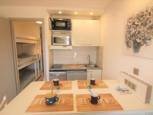 eine Küche mit Holzschnitttafeln auf einer Theke in der Unterkunft Appartement Les Saisies, 1 pièce, 4 personnes - FR-1-594-318 in Hauteluce