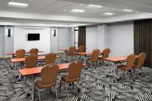 Una sala de conferencias con mesas, sillas y una pantalla. en Hyatt Place Greensboro, en Greensboro 56 fotos más