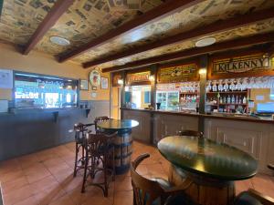 um restaurante com duas mesas e um bar em Tranquil Park em Maleny