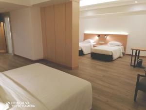 Rúm í herbergi á Crystal Crown Hotel Harbour View, Port Klang