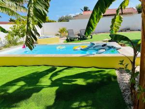 una piscina en el patio trasero de una casa en Wondershell Curaçao, en Willemstad