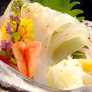 zbliżenie deseru z kwiatami w obiekcie Ryokan Ichinomatsu w mieście Hakodate