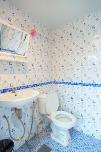 La salle de bains est pourvue de toilettes et d'un lavabo. dans l'établissement เขาค้อออฟเลิฟ, à Khao Kho