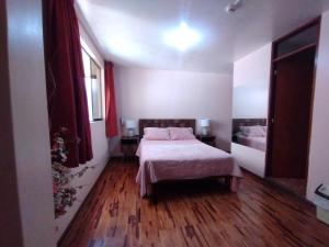 Ένα ή περισσότερα κρεβάτια σε δωμάτιο στο Montreal Hostal