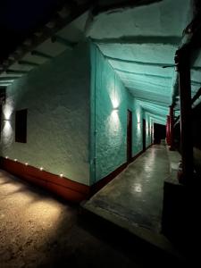 un corridoio vuoto di un edificio di notte di Casaagua a Barbosa