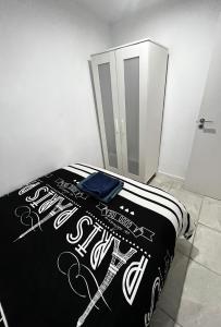 Una cama con un edredón blanco y negro. en Apartamento céntrico económico en Berga P1, en Berga