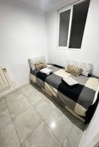 1 cama en una habitación con ventana en Apartamento céntrico económico en Berga P1, en Berga