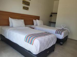 Postel nebo postele na pokoji v ubytování Kahurangi Hotel