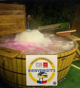 a bucket of snow in a wooden barrel at Cabañas Kimaya El Quisco in El Quisco