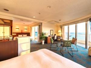 名護的住宿－名護索年酒店，酒店客房设有床和客厅。