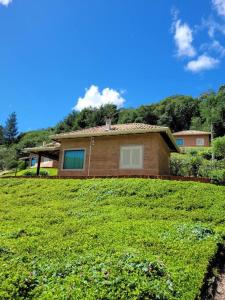 南蒙蒂阿萊格里的住宿－Recanto dos Beija flores, Chalé lantana b，坐在草山顶上的房子