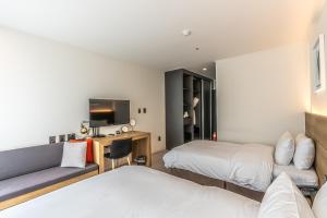 Postel nebo postele na pokoji v ubytování Hotel The Grang Jungmun