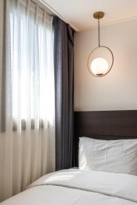 Postel nebo postele na pokoji v ubytování Hotel The Grang Jungmun