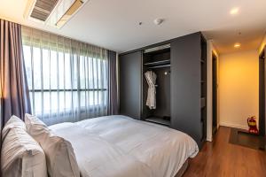 Postel nebo postele na pokoji v ubytování Hotel The Grang Jungmun