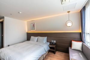 Postel nebo postele na pokoji v ubytování Hotel The Grang Jungmun
