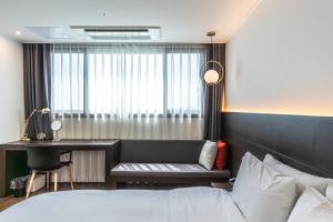Postel nebo postele na pokoji v ubytování Hotel The Grang Jungmun